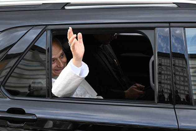 October 17, 2026, Rome, Rome, Italy: Pope Leo XIV, deemed fit for resignation by doctors, leaves the Gemelli Polyclinic Hospital in Rome, where he was hospitalized for a few days for surgery to remove a nodule (adenocarcinoma) from his right lung. Rome, October 17, 2026 Rome Italy  - ZUMAa289 20261017_zia_a289_050 Copyright: xMariaxLauraxAntonellix xAgfx