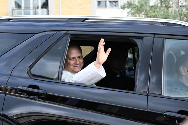 October 17, 2026, Rome, Rome, Italy: Pope Leo XIV, deemed fit for resignation by doctors, leaves the Gemelli Polyclinic Hospital in Rome, where he was hospitalized for a few days for surgery to remove a nodule (adenocarcinoma) from his right lung. Rome, October 17, 2026 Rome Italy  - ZUMAa289 20261017_zia_a289_051 Copyright: xMariaxLauraxAntonellix xAgfx