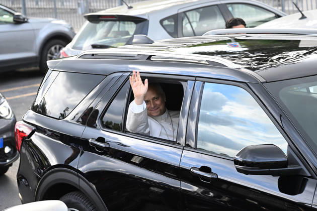 October 17, 2026, Rome, Rome, Italy: Pope Leo XIV, deemed fit for resignation by doctors, leaves the Gemelli Polyclinic Hospital in Rome, where he was hospitalized for a few days for surgery to remove a nodule (adenocarcinoma) from his right lung. Rome, October 17, 2026 Rome Italy  - ZUMAa289 20261017_zia_a289_052 Copyright: xMariaxLauraxAntonellix xAgfx
