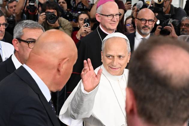 October 17, 2026, Rome, Rome, Italy: Pope Leo XIV, deemed fit for resignation by doctors, leaves the Gemelli Polyclinic Hospital in Rome, where he was hospitalized for a few days for surgery to remove a nodule (adenocarcinoma) from his right lung. Rome, October 17, 2026 Rome Italy  - ZUMAa289 20261017_zia_a289_055 Copyright: xMariaxLauraxAntonellix xAgfx