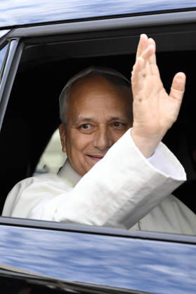 ITALY - POPE - VATICAN-2026 10 17 Italy, Rome, Vatican, October 17, 2026 Pope Leo XIV leaves the Gemelli University Hospital, four days after a surgery to remove a cancerous tumour from his right lung, in Rome Photo by VATICAN MEDIA Catholic Press Photo EDITORIAL USE ONLY - NO BOOKS Copyright: xVATICANxMEDIAx xCatholicxPressxPx