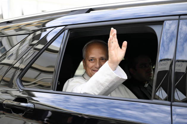 Pope Leo XIV Leaves Gemelli Hospital - Rome Pope Leo XIV waves to the faithful as he leaves Gemelli Hospital, Rome, Italy on October 17, 2026. Pope Leo XIV was discharged from Rome’s Agostino Gemelli hospital in the afternoon following lung surgery. Photo by (EV) Simone Risoluti Vatican Media ABACAPRESS.COM  Copyright: xABACAx