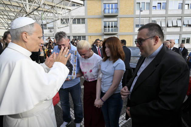 Pope Leo XIV Leaves Gemelli Hospital - Rome Pope Leo XIV waves to the faithful as he leaves Gemelli Hospital, Rome, Italy on October 17, 2026. Pope Leo XIV was discharged from Rome’s Agostino Gemelli hospital in the afternoon following lung surgery. Photo by (EV) Simone Risoluti Vatican Media ABACAPRESS.COM  Copyright: xABACAx