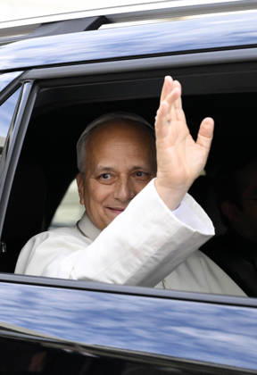 Pope Leo XIV Leaves Gemelli Hospital - Rome Pope Leo XIV waves to the faithful as he leaves Gemelli Hospital, Rome, Italy on October 17, 2026. Pope Leo XIV was discharged from Rome’s Agostino Gemelli hospital in the afternoon following lung surgery. Photo by (EV) Simone Risoluti Vatican Media ABACAPRESS.COM  Copyright: xABACAx