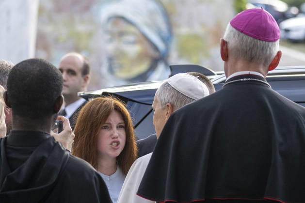 ITALY - POPE - VATICAN-2026 10 17 Italy, Rome, Vatican, October 17, 2026 Pope Leo XIV speaks with Ukrainian Varvara Struck, 13, who is undergoing cancer treatment, as he leaves the Gemelli University Hospital, four days after a surgery to remove a cancerous tumour from his right lung, in Rome Photo by ALESSIA GIULIANI Catholic Press Photo EDITORIAL USE ONLY - NO BOOKS Copyright: xVATICANxMEDIAx xCatholicxPressxPhotox