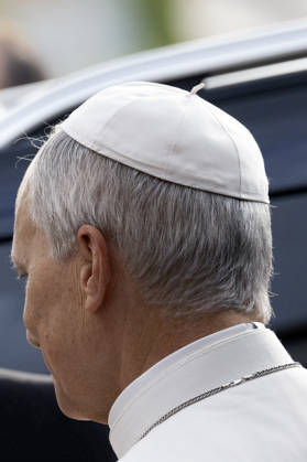 ITALY - POPE - VATICAN-2026 10 17 Italy, Rome, Vatican, October 17, 2026 Pope Leo XIV leaves the Gemelli University Hospital, four days after a surgery to remove a cancerous tumour from his right lung, in Rome Photo by ALESSIA GIULIANI Catholic Press Photo EDITORIAL USE ONLY - NO BOOKS Copyright: xVATICANxMEDIAx xCatholicxPressxPhotox