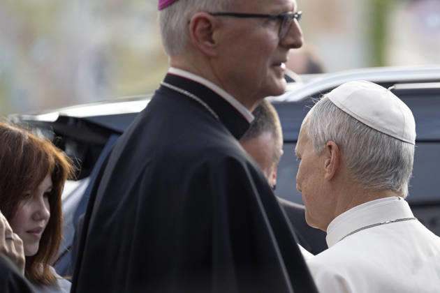 ITALY - POPE - VATICAN-2026 10 17 Italy, Rome, Vatican, October 17, 2026 Pope Leo XIV speaks with Ukrainian Varvara Struck, 13, who is undergoing cancer treatment, as he leaves the Gemelli University Hospital, four days after a surgery to remove a cancerous tumour from his right lung, in Rome Photo by ALESSIA GIULIANI Catholic Press Photo EDITORIAL USE ONLY - NO BOOKS Copyright: xVATICANxMEDIAx xCatholicxPressxPhotox