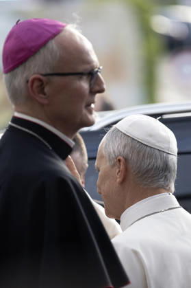 ITALY - POPE - VATICAN-2026 10 17 Italy, Rome, Vatican, October 17, 2026 Pope Leo XIV leaves the Gemelli University Hospital, four days after a surgery to remove a cancerous tumour from his right lung, in Rome Photo by ALESSIA GIULIANI Catholic Press Photo EDITORIAL USE ONLY - NO BOOKS Copyright: xVATICANxMEDIAx xCatholicxPressxPhotox