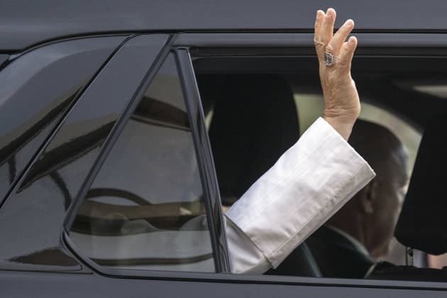 ITALY - POPE - VATICAN-2026 10 17 Italy, Rome, Vatican, October 17, 2026 Pope Leo XIV leaves the Gemelli University Hospital, four days after a surgery to remove a cancerous tumour from his right lung, in Rome Photo by ALESSIA GIULIANI Catholic Press Photo EDITORIAL USE ONLY - NO BOOKS Copyright: xVATICANxMEDIAx xCatholicxPressxPhotox