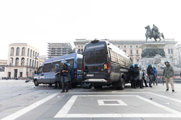 IPA89812249 - Milan, October 17, 2026: Italia in Piazza demonstration; violent clashes between police and the student movement  Copyright: xFrancescoxEnriquezx xFrancescoxEnriquezx IPA89812249