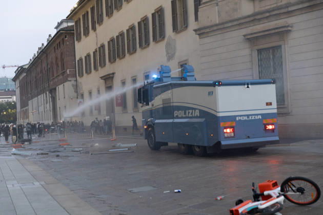 IPA89812258 - Milan, October 17, 2026: Italia in Piazza demonstration; violent clashes between police and the student movement  Copyright: xFrancescoxEnriquezx xFrancescoxEnriquezx IPA89812258
