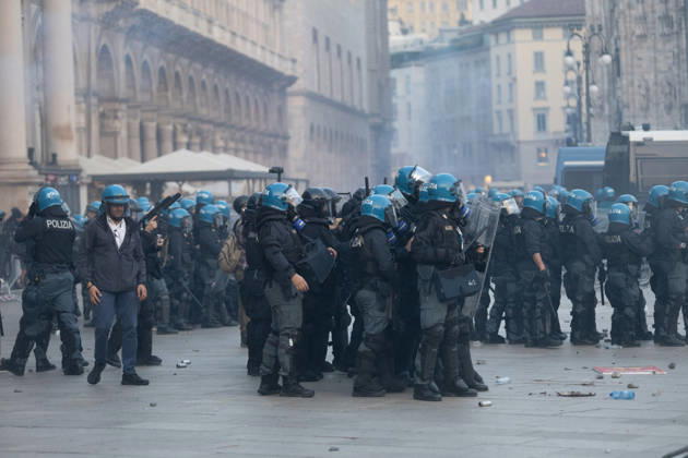 IPA89812275 - Milan, October 17, 2026: Italia in Piazza demonstration; violent clashes between police and the student movement  Copyright: xFrancescoxEnriquezx xFrancescoxEnriquezx IPA89812275