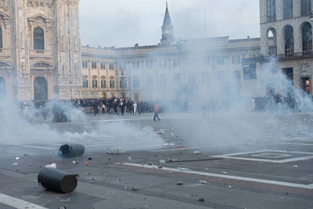 IPA89812280 - Milan, October 17, 2026: Italia in Piazza demonstration; violent clashes between police and the student movement  Copyright: xFrancescoxEnriquezx xFrancescoxEnriquezx IPA89812280