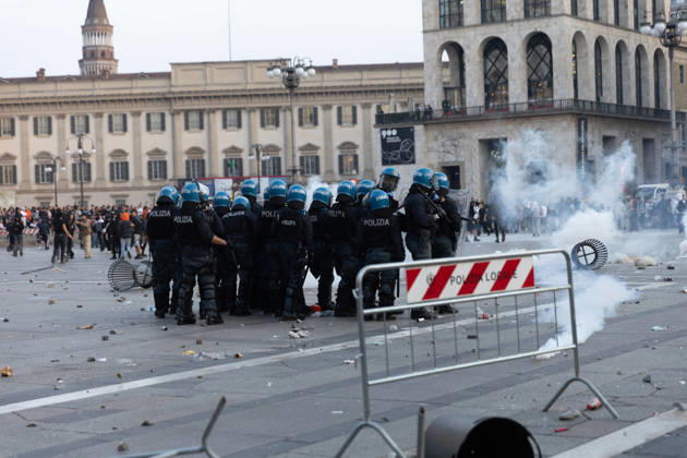 IPA89812284 - Milan, October 17, 2026: Italia in Piazza demonstration; violent clashes between police and the student movement  Copyright: xFrancescoxEnriquezx xFrancescoxEnriquezx IPA89812284