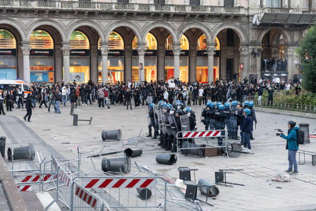 IPA89812339 - Milan, October 17, 2026: Italia in Piazza demonstration; violent clashes between police and the student movement  Copyright: xFrancescoxEnriquezx xFrancescoxEnriquezx IPA89812339