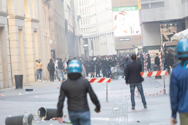 IPA89812395 - Milan, October 17, 2026: Italia in Piazza demonstration; violent clashes between police and the student movement  Copyright: xFrancescoxEnriquezx xFrancescoxEnriquezx IPA89812395