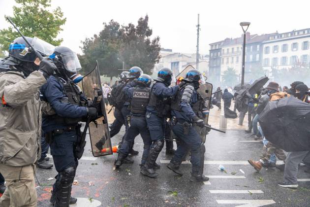 October 17, 2026, Clermont-Ferrand, Auvergne-RhÃ Ne-Alpes, France: FRANCE, CLERMONT-FERRAND 17 10 2026 : Des lycÃ ens se mobilisent et bloquent les acces de leur Ã tablissement Ã l appel de l Union syndicale lycÃ enne (USL). Les manifestants protestent contre le manque de moyens, les classes surchargÃ es, Parcoursup et les rÃ formes Ã ducatives du ministre Edouard Geffray. Photo par Clermont-Ferrand France - ZUMAa252 20261017_zip_a252_001 Copyright: xDavidxAllignonx