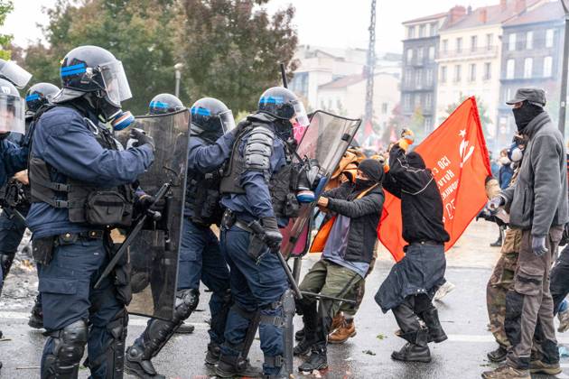 October 17, 2026, Clermont-Ferrand, Auvergne-RhÃ Ne-Alpes, France: FRANCE, CLERMONT-FERRAND 17 10 2026 : Des lycÃ ens se mobilisent et bloquent les acces de leur Ã tablissement Ã l appel de l Union syndicale lycÃ enne (USL). Les manifestants protestent contre le manque de moyens, les classes surchargÃ es, Parcoursup et les rÃ formes Ã ducatives du ministre Edouard Geffray. Photo par Clermont-Ferrand France - ZUMAa252 20261017_zip_a252_002 Copyright: xDavidxAllignonx