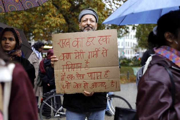 Berlin protest echoes Jantar Mantar BERLIN, GERMANY - OCTOBER 17, 2026: A small group of demonstrators hold placards at Oranienplatz in the Kreuzberg district to show solidarity with mass protests in India and to protest against the crackdown on them, as several people take the floor to discuss the situation. The demonstration followed a call by Neha Bora, president of the All India Students™ Association (AISA), for people everywhere to back the protests, saying everywhere is Jantar Mantar, the site in Delhi where the main protests are taking place. The protests demand the resignation of Chief Election Commissioner Gyanesh Kumar over a revision of electoral rolls that opponents say led to the mass deletion of voters, while police ha Copyright: x xAlessiaxCoccax xJNAxPressx