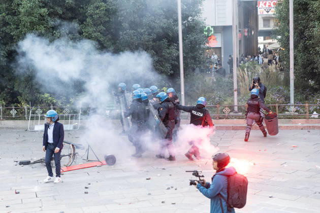 IPA89812316 - Milan, October 17, 2026: Italia in Piazza demonstration; violent clashes between police and the student movement  Copyright: xFrancescoxEnriquezx xFrancescoxEnriquezx IPA89812316