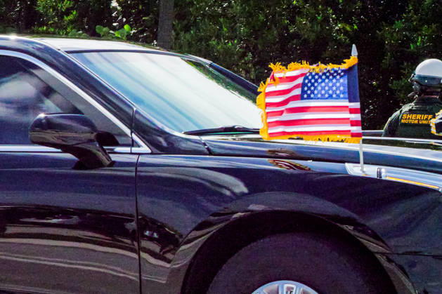 October 17, 2026, West Palm Beach, Fl, USA: The presidential motorcade travels through Palm Beach as supporters gather along the route while the president heads to President Donald J. Trump International Airport for departure to a campaign rally in Northern Kentucky, October 17, 2026. West Palm Beach USA  - ZUMAc343 20261017_znp_c343_008 Copyright: xChrisxBeckettx