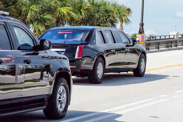 October 17, 2026, West Palm Beach, Fl, USA: The presidential motorcade travels through Palm Beach as supporters gather along the route while the president heads to President Donald J. Trump International Airport for departure to a campaign rally in Northern Kentucky, October 17, 2026. West Palm Beach USA  - ZUMAc343 20261017_znp_c343_012 Copyright: xChrisxBeckettx