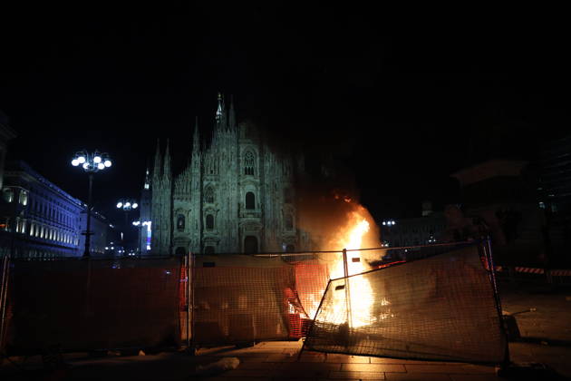 RECORD DATE NOT STATED IPA89813376 - Milan, October 17, 2026: Italia in Piazza demonstration; violent clashes between police and the student movement; a construction site in Piazza Duomo set on fire  Copyright: xx xFrancescoxEnriquezx IPA89813376.jpeg
