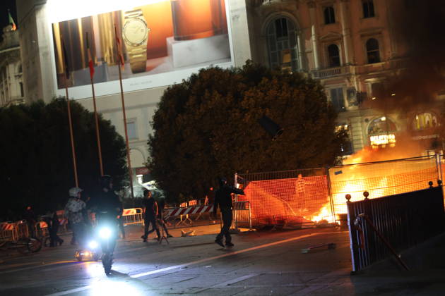 RECORD DATE NOT STATED IPA89813392 - Milan, October 17, 2026: Italia in Piazza demonstration; violent clashes between police and the student movement; a construction site in Piazza Duomo set on fire  Copyright: xx xFrancescoxEnriquezx IPA89813392.jpeg