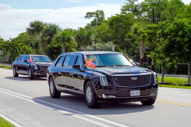 October 17, 2026, West Palm Beach, Fl, USA: The presidential motorcade carrying President Donald Trump travels through Palm Beach as supporters gather along the route while the president heads to President Donald J. Trump International Airport for departure to a campaign rally in Northern Kentucky, October 17, 2026. West Palm Beach USA - ZUMAc343 20261017_znp_c343_001 Copyright: xChrisxBeckettx