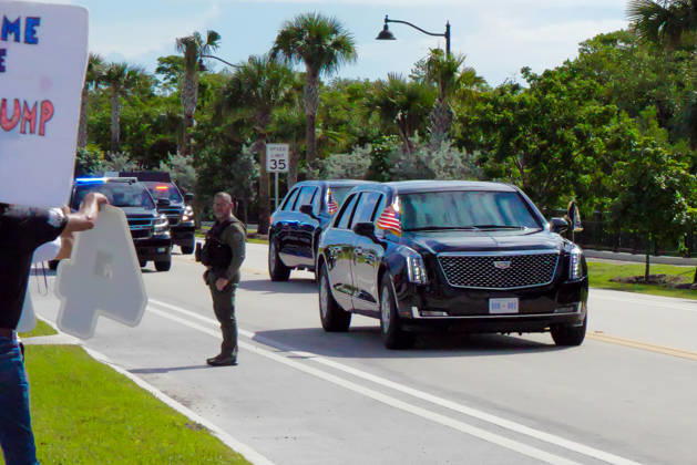 October 17, 2026, West Palm Beach, Fl, USA: The presidential motorcade carrying President Donald Trump travels through Palm Beach as supporters gather along the route while the president heads to President Donald J. Trump International Airport for departure to a campaign rally in Northern Kentucky, October 17, 2026. West Palm Beach USA - ZUMAc343 20261017_znp_c343_005 Copyright: xChrisxBeckettx