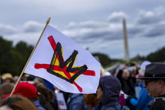 People take part in a No Kings protest outside the Lincoln Memorial in Washington, DC on Saturday, October 17, 2026. The nationwide day of action aimed at encouraging early voting ahead of the November midterm elections.  WAP20261016304 BONNIExCASH
