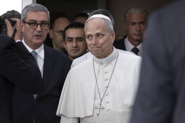 October 17, 2026, Rome, Lazio, Italy: Pope Leo XIV leaves RomeÃ¢â‚¬â ¢s Agostino Gemelli hospitall four days after lung surgery.Pope Leo XIV leaves Agostino Gemelli Hospitall four days after lung surgery Rome Italy  - ZUMAs197 20261017_aaa_s197_244 Copyright: xMariaxGraziaxPicciarellax