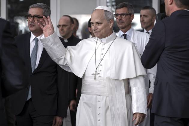 October 17, 2026, Rome, Lazio, Italy: Pope Leo XIV waves as he leaves RomeÃ¢â‚¬â ¢s Agostino Gemelli hospitall four days after lung surgery.Pope Leo XIV leaves Agostino Gemelli Hospitall four days after lung surgery Rome Italy  - ZUMAs197 20261017_aaa_s197_248 Copyright: xMariaxGraziaxPicciarellax