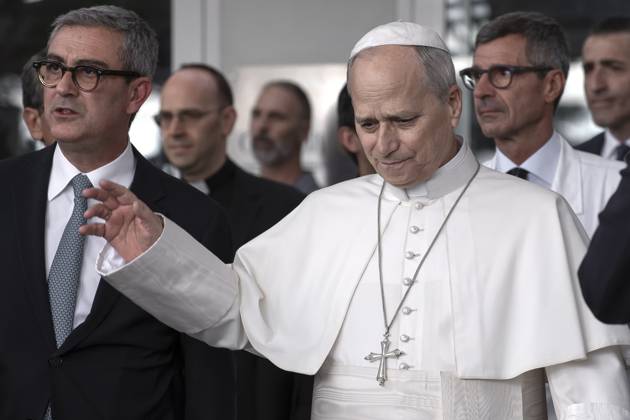 October 17, 2026, Rome, Lazio, Italy: Pope Leo XIV leaves RomeÃ¢â‚¬â ¢s Agostino Gemelli hospitall four days after lung surgery.Pope Leo XIV leaves Agostino Gemelli Hospitall four days after lung surgery Rome Italy  - ZUMAs197 20261017_aaa_s197_249 Copyright: xMariaxGraziaxPicciarellax