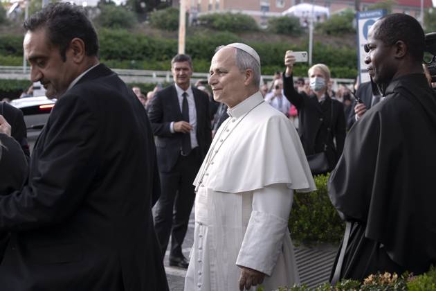 October 17, 2026, Rome, Lazio, Italy: Pope Leo XIV leaves RomeÃ¢â‚¬â ¢s Agostino Gemelli hospitall four days after lung surgery.Pope Leo XIV leaves Agostino Gemelli Hospitall four days after lung surgery Rome Italy  - ZUMAs197 20261017_aaa_s197_250 Copyright: xMariaxGraziaxPicciarellax