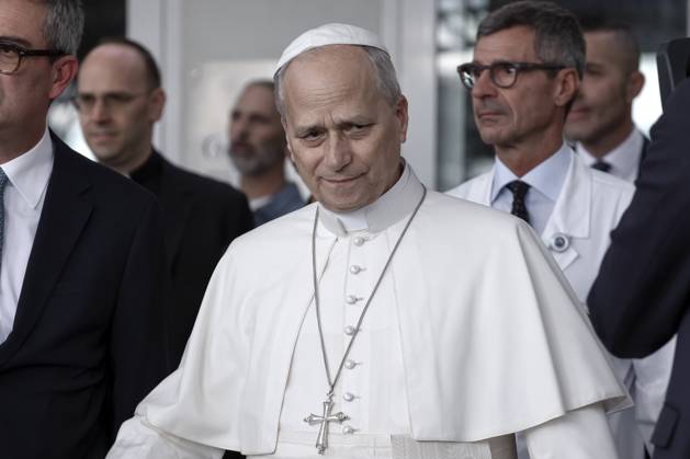 October 17, 2026, Rome, Lazio, Italy: Pope Leo XIV , followed by surgeon Stefano Margaritora,, leaves RomeÃ¢â‚¬â ¢s Agostino Gemelli hospitall four days after lung surgery.Pope Leo XIV leaves Agostino Gemelli Hospitall four days after lung surgery Rome Italy  - ZUMAs197 20261017_aaa_s197_252 Copyright: xMariaxGraziaxPicciarellax