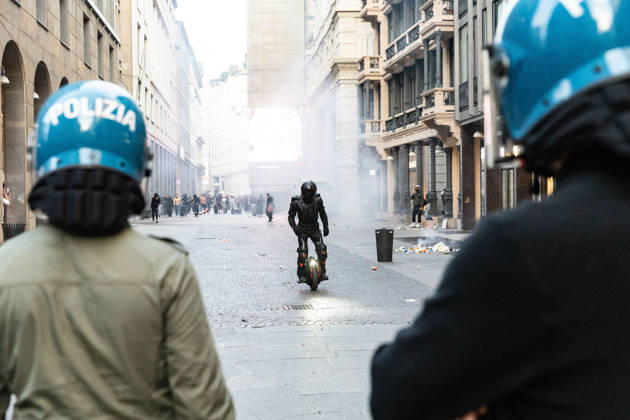 IPA89816614 - Milan, October 17, 2026: Italia in Piazza demonstration; violent clashes between police and the student movement  Copyright: xFrancescoxEnriquezx xFrancescoxEnriquezx IPA89816614