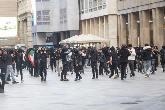IPA89816719 - Milan, October 17, 2026: Italia in Piazza demonstration; violent clashes between police and the student movement  Copyright: xFrancescoxEnriquezx xFrancescoxEnriquezx IPA89816719