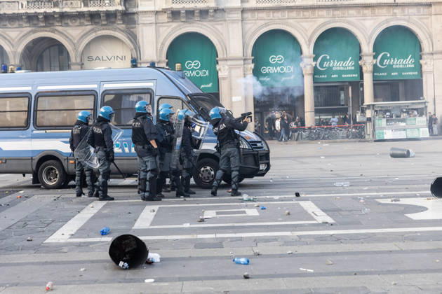 IPA89816759 - Milan, October 17, 2026: Italia in Piazza demonstration; violent clashes between police and the student movement  Copyright: xFrancescoxEnriquezx xFrancescoxEnriquezx IPA89816759