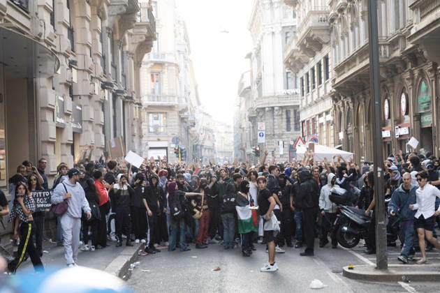 IPA89816842 - Milan, October 17, 2026: Italia in Piazza demonstration; violent clashes between police and the student movement  Copyright: xFrancescoxEnriquezx xFrancescoxEnriquezx IPA89816842