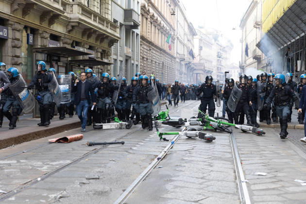 IPA89816849 - Milan, October 17, 2026: Italia in Piazza demonstration; violent clashes between police and the student movement  Copyright: xFrancescoxEnriquezx xFrancescoxEnriquezx IPA89816849