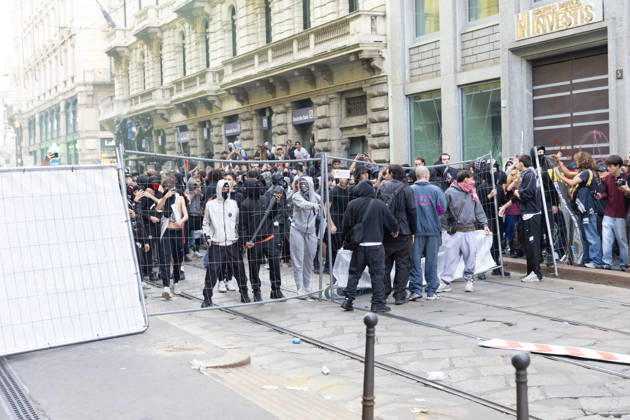 IPA89816899 - Milan, October 17, 2026: Italia in Piazza demonstration; violent clashes between police and the student movement  Copyright: xFrancescoxEnriquezx xFrancescoxEnriquezx IPA89816899