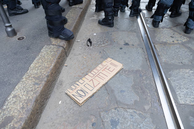 IPA89816918 - Milan, October 17, 2026: Italia in Piazza demonstration; violent clashes between police and the student movement  Copyright: xFrancescoxEnriquezx xFrancescoxEnriquezx IPA89816918