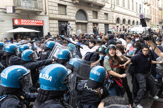 IPA89816930 - Milan, October 17, 2026: Italia in Piazza demonstration; violent clashes between police and the student movement  Copyright: xFrancescoxEnriquezx xFrancescoxEnriquezx IPA89816930