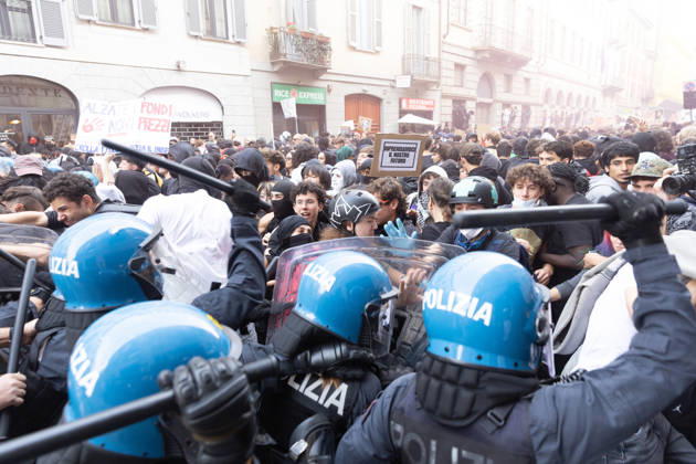 IPA89816956 - Milan, October 17, 2026: Italia in Piazza demonstration; violent clashes between police and the student movement  Copyright: xFrancescoxEnriquezx xFrancescoxEnriquezx IPA89816956