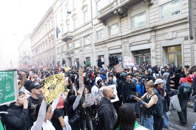 IPA89816959 - Milan, October 17, 2026: Italia in Piazza demonstration; violent clashes between police and the student movement  Copyright: xFrancescoxEnriquezx xFrancescoxEnriquezx IPA89816959
