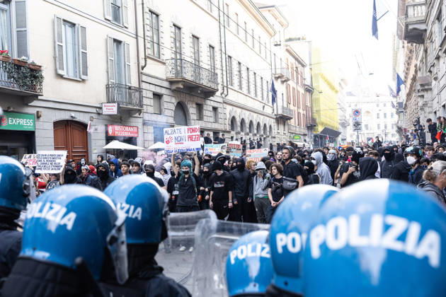 IPA89816964 - Milan, October 17, 2026: Italia in Piazza demonstration; violent clashes between police and the student movement  Copyright: xFrancescoxEnriquezx xFrancescoxEnriquezx IPA89816964