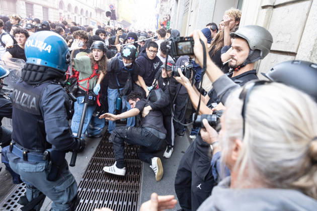 IPA89816954 - Milan, October 17, 2026: Italia in Piazza demonstration; violent clashes between police and the student movement  Copyright: xFrancescoxEnriquezx xFrancescoxEnriquezx IPA89816954