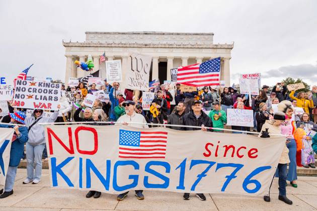 October 17, 2026, Washington, Dc, USA: Protestors demonstrate in Washington D.C. as part of the No Kings: vote early nation wide protest. This Protest comes as the midterm elections come that could see the republicans loose control in congress Washington USA  - ZUMAw218 20261017_znp_w218_008 Copyright: xRyanxWiramidjajax