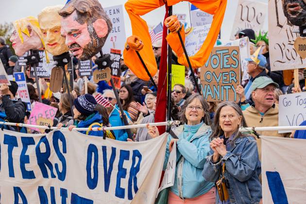 October 17, 2026, Washington, Dc, USA: Protestors demonstrate in Washington D.C. as part of the No Kings: vote early nation wide protest. This Protest comes as the midterm elections come that could see the republicans loose control in congress Washington USA  - ZUMAw218 20261017_znp_w218_009 Copyright: xRyanxWiramidjajax
